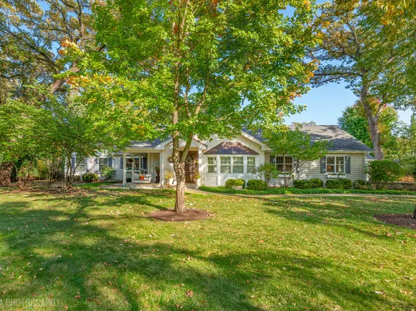 335 Hampshire Ln, Crystal Lake, IL 60014