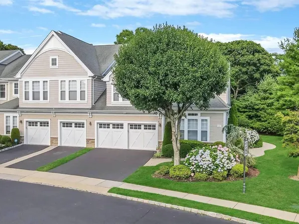 127 Symphony Drive #127, Lake Grove, NY 11755