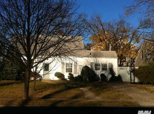 127 Cotton Ln, Levittown, NY 11756