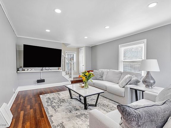 5th image of 1113 Roslyn Ave