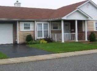 6 Renee Dr, Oakdale, NY 11769