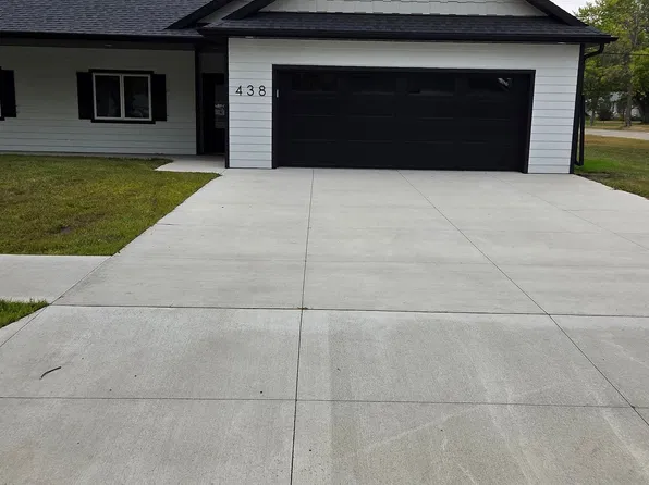 438 4th St, Wyndmere, ND 58081