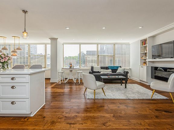 3rd image of 360 W Wellington Ave APT 2E