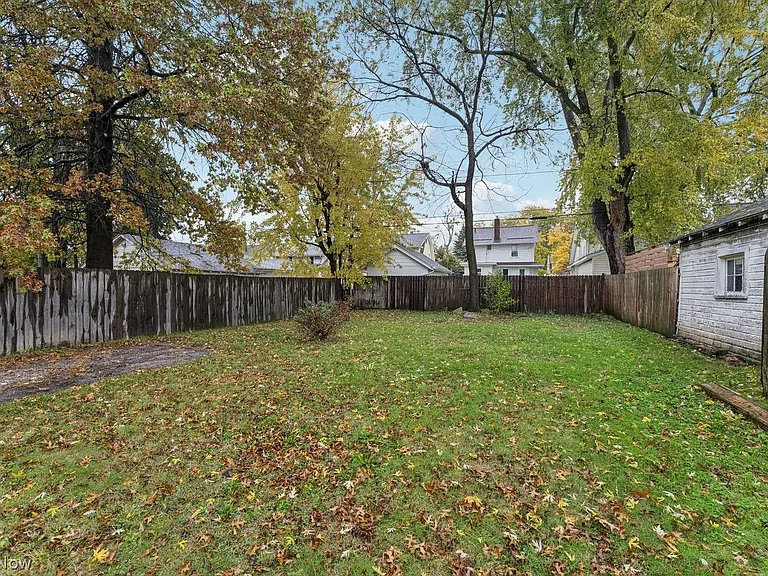 1387 Dietz Ave — Photo 35
