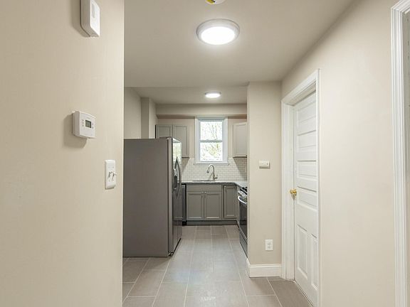 4th image of 115 Montgomery Ave #2