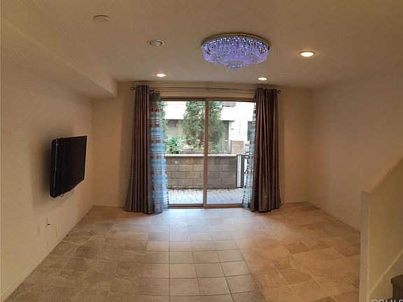 4th image of 931 E Walnut St Unit 212