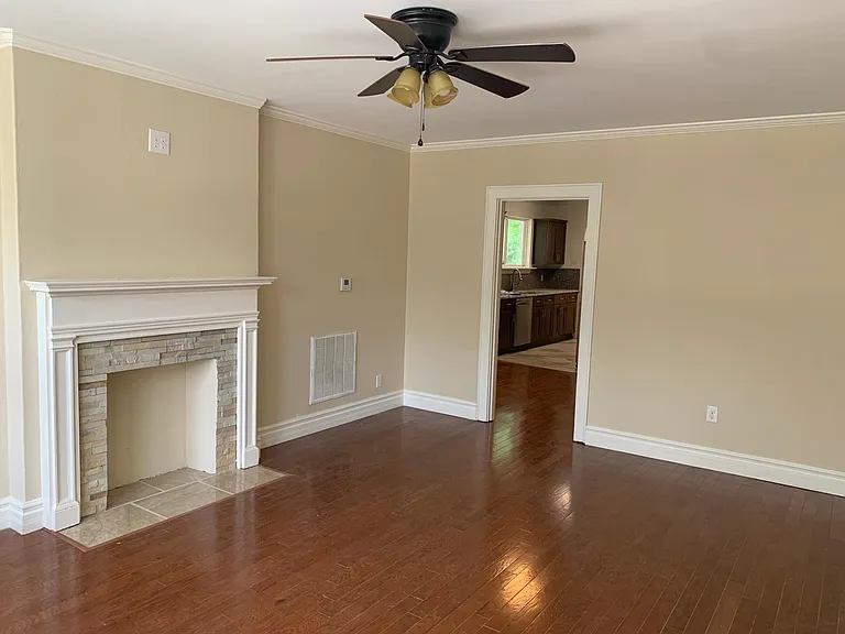 950 Linden St — Photo 3