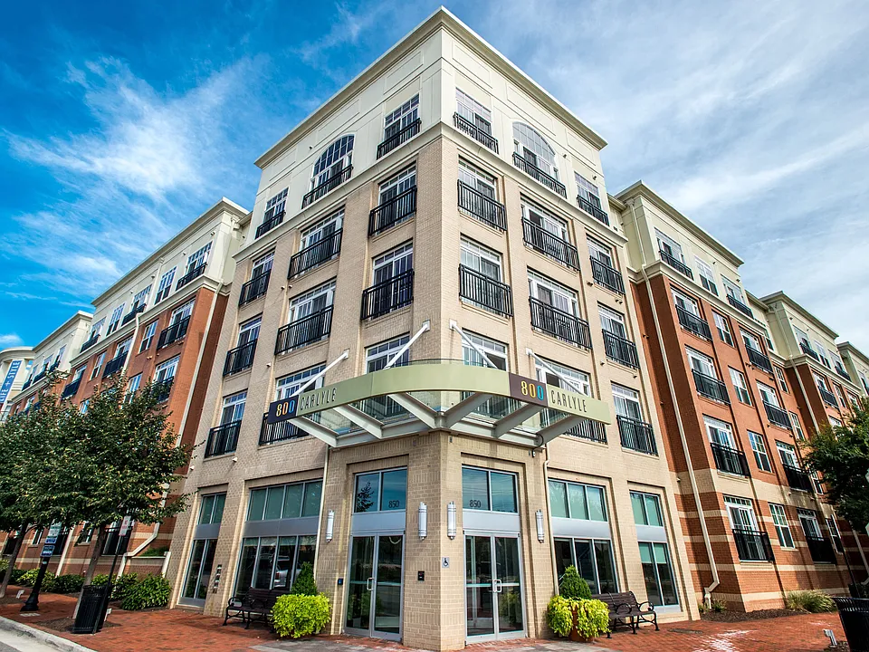 800 Carlyle
