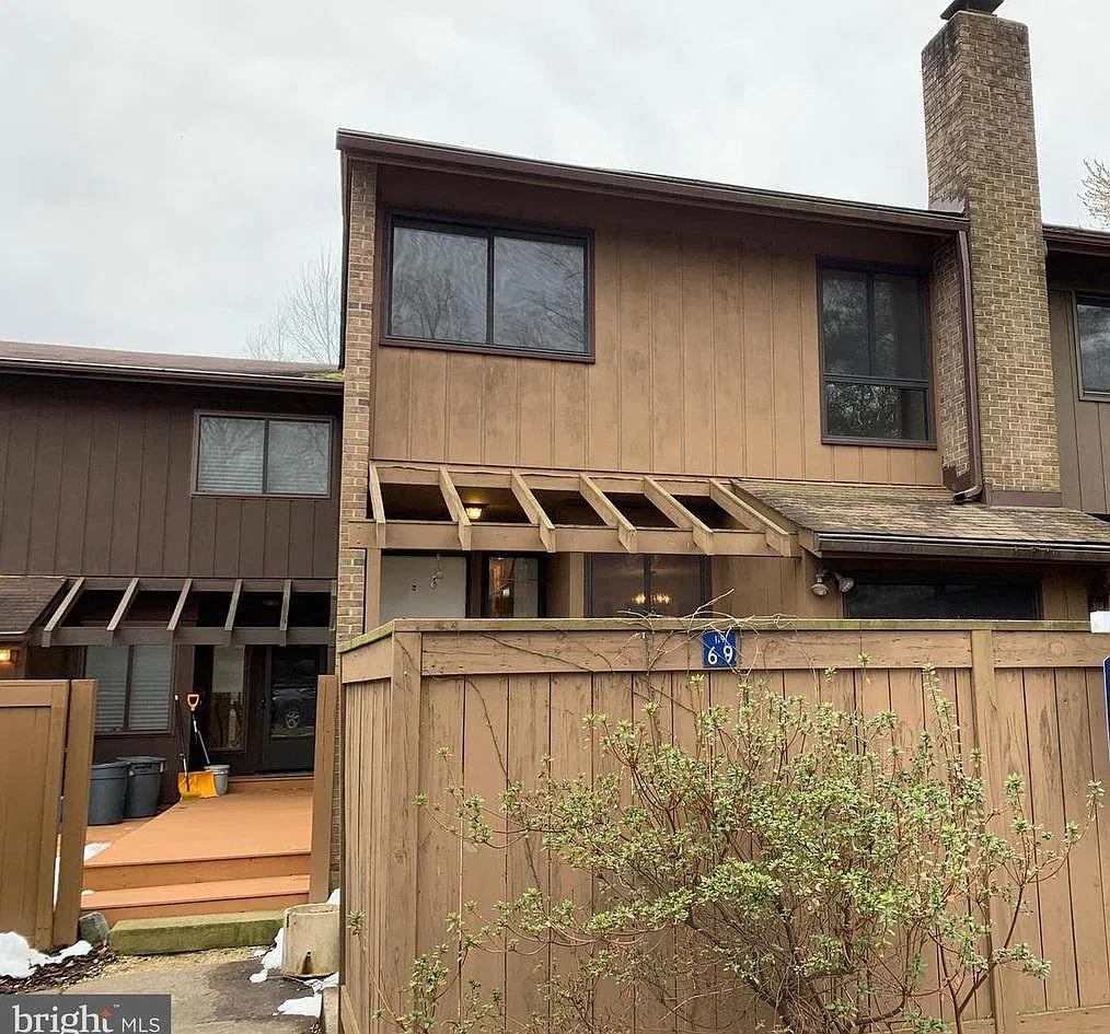 3 bed, 3.5 bath, 2600 sqft, $3,100 — Photo 1