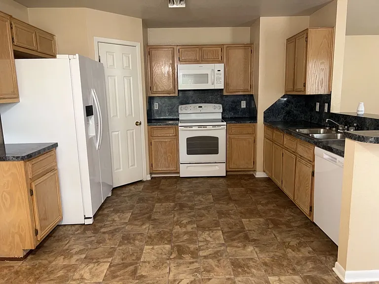 2707 Casey Dr — Photo 6