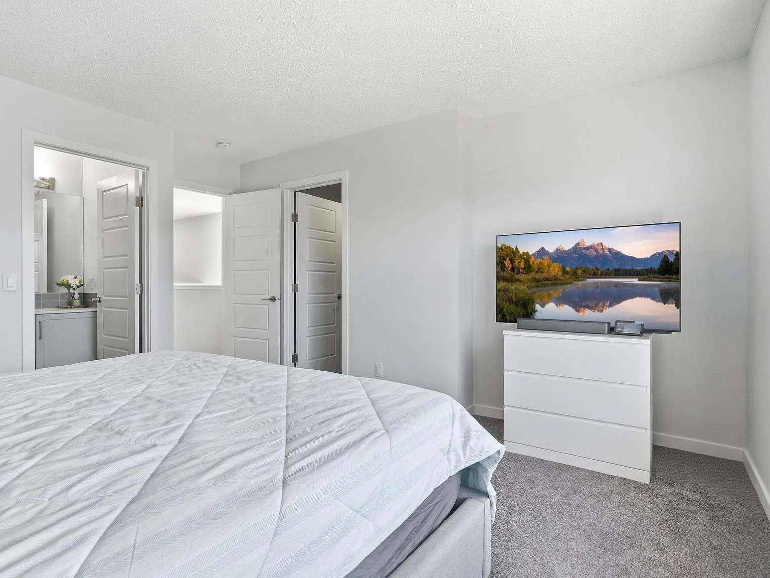 Amblefield Ave NW, Calgary — Photo 2