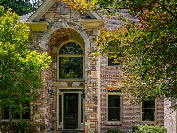 4th image of 2254 Meadowvale Dr
