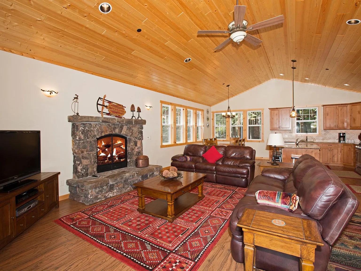 4 bed, 2.5 bath, 2300 sqft, $5,900 — Photo 3