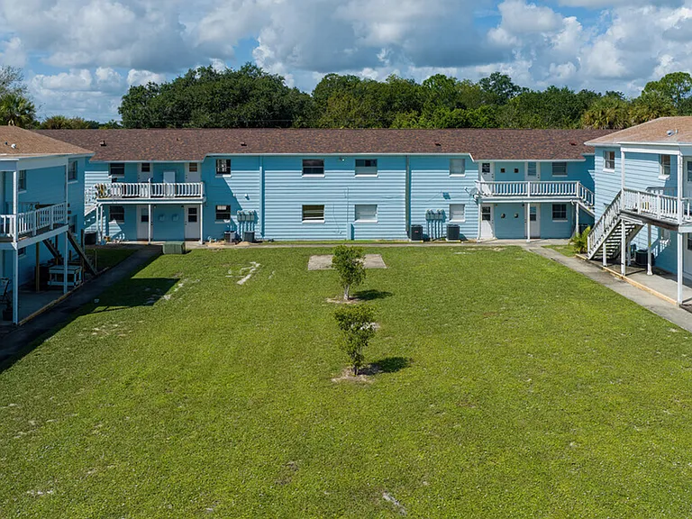 Manatee Bay Apartments — Photo 9