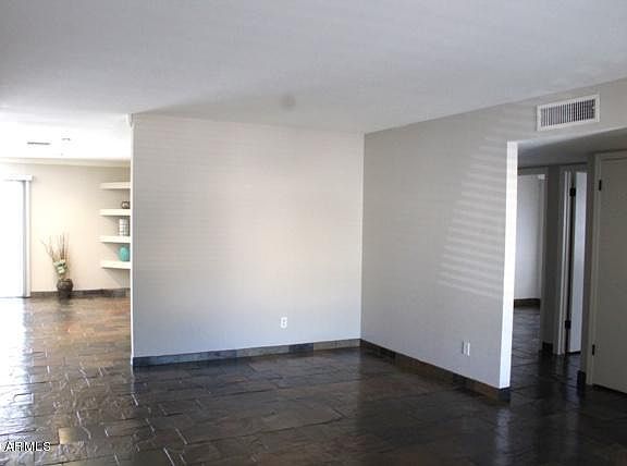 5th image of 2901 W Woodridge Dr