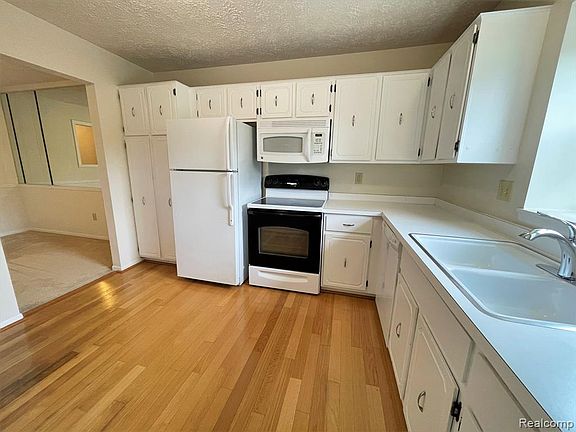 5th image of 27840 Berrywood Ln Unit 13