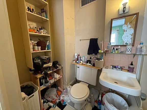 4th image of 802 W Illinois St #5