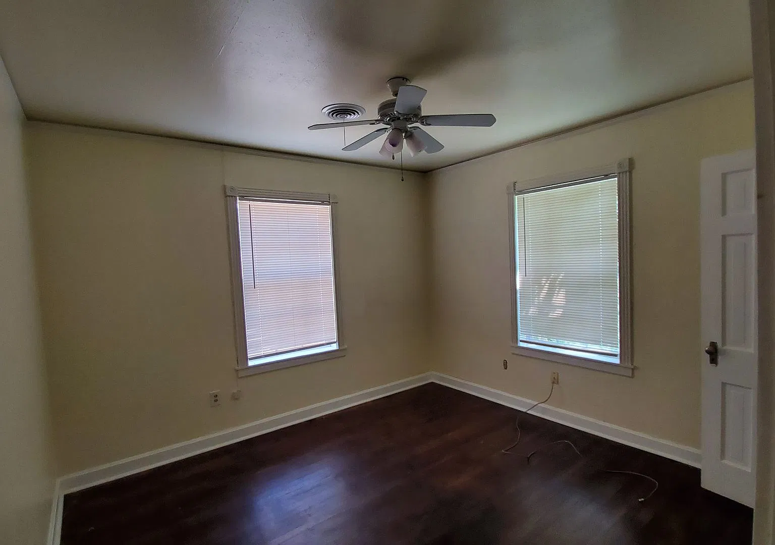 Charming 2-Bedroom Home with Attached Garage for Rent — Photo 3