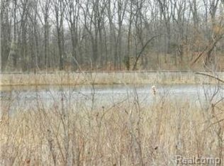 3096 Kings Point Ct, Milford, MI
