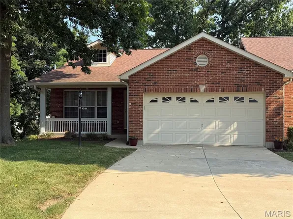 1018 Lexington Estates Dr, Godfrey, IL 62035