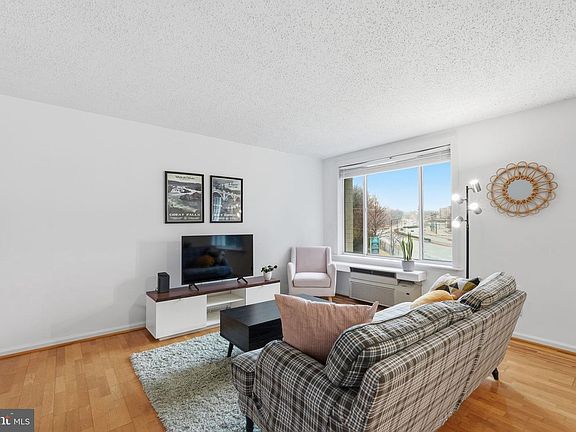 3rd image of 1730 Arlington Blvd APT 202