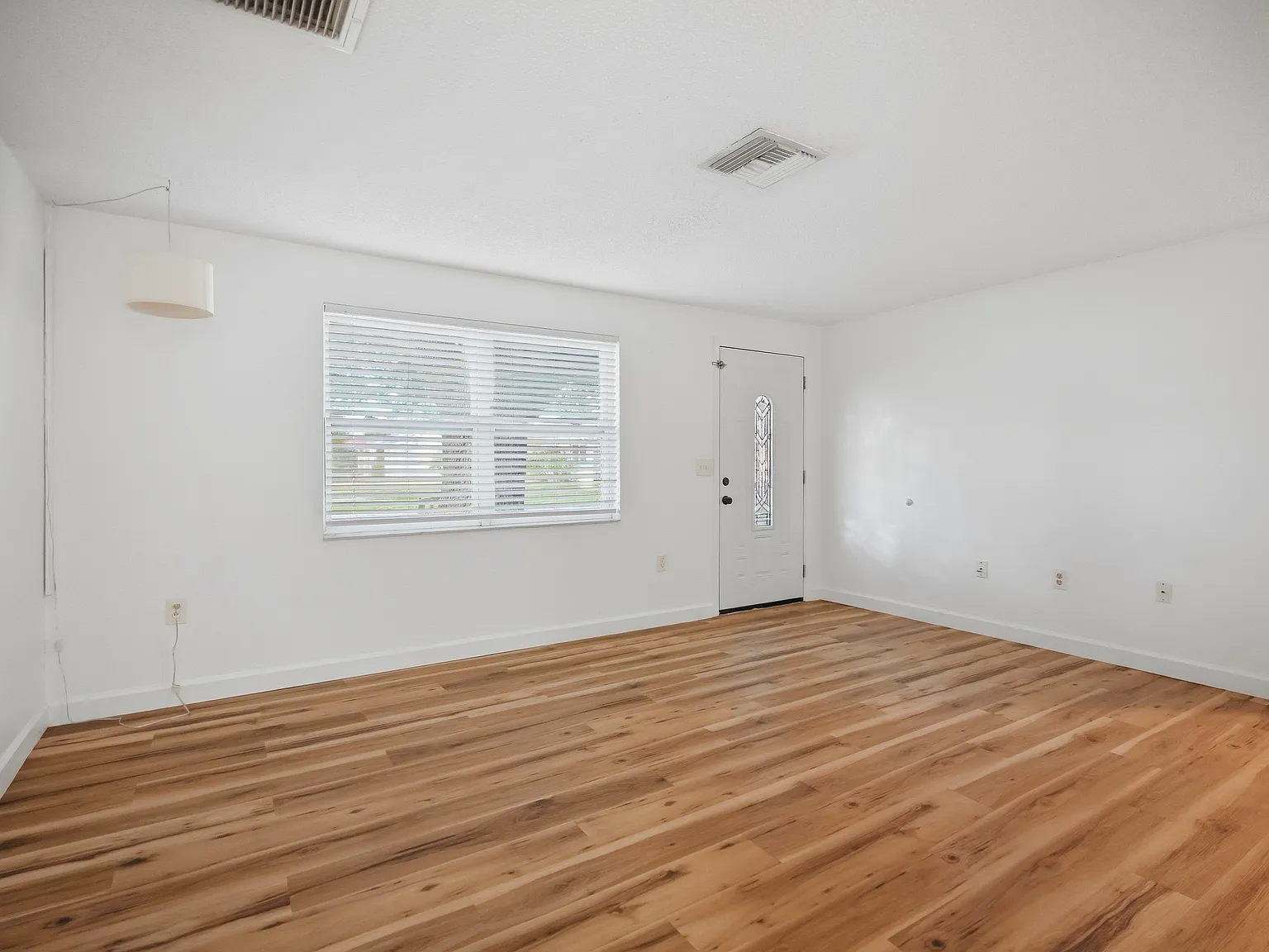 3 bed, 1.5 bath, 1200 sqft, $1,950 — Photo 3