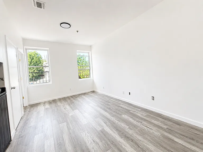 146 N Grove St — Photo 21
