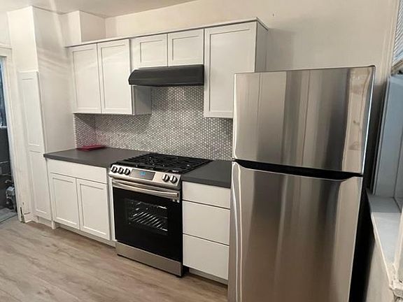 2nd image of 1021 W Newport Ave