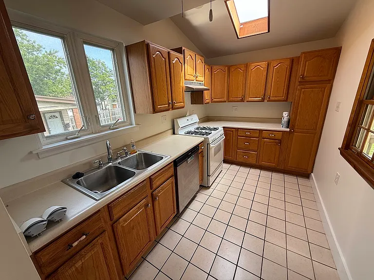 513 Catherine St — Photo 2