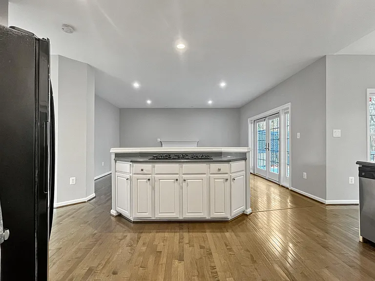 214 W Locust St — Photo 11
