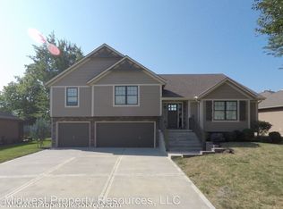 1713 NE Woodview Cir, Lees Summit, MO 64086