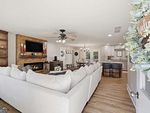 3rd image of 232 Stekoa Falls Rd