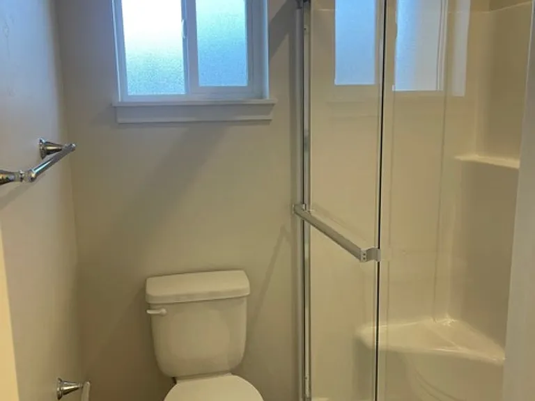 944 NE Paula Dr — Photo 10
