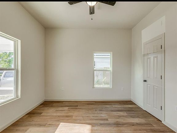 5th image of 406 S Market Ave