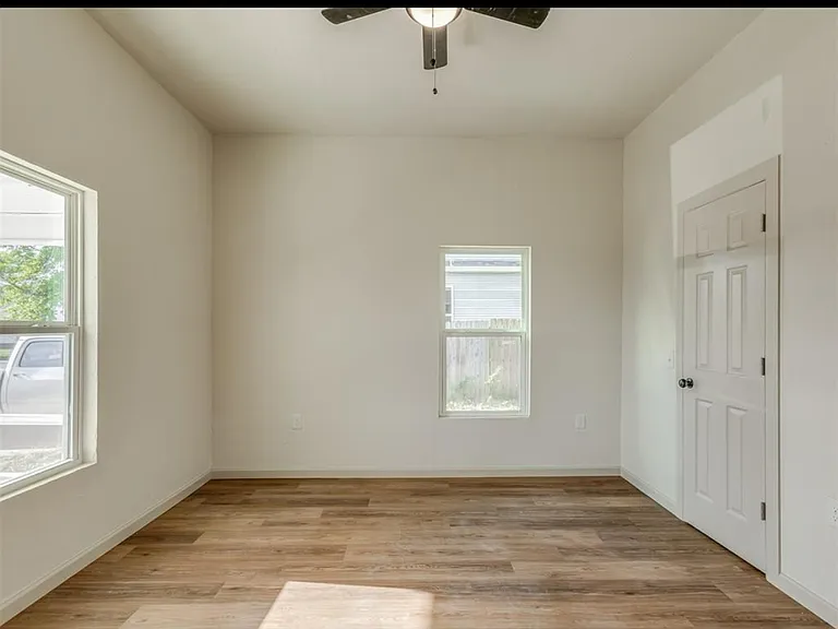 406 S Market Ave — Photo 5