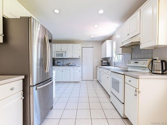 3rd image of 977 Woodcliff Dr