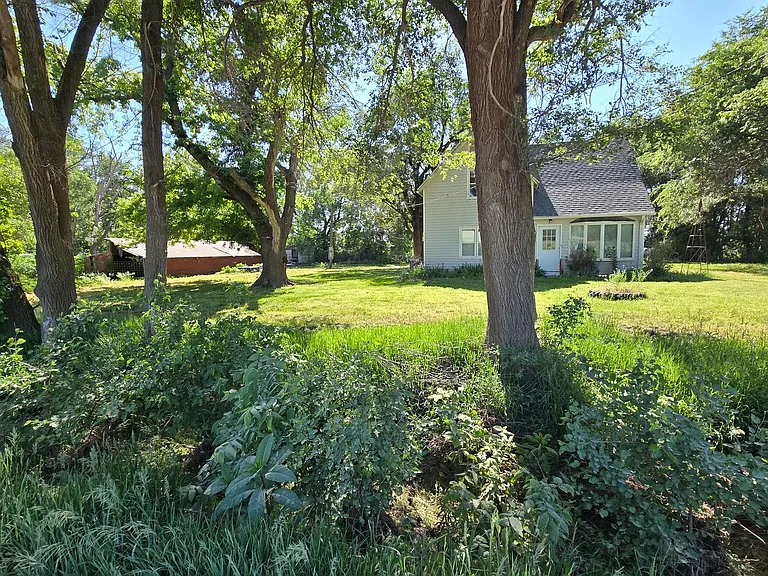 1405 Redwood Rd — Photo 3