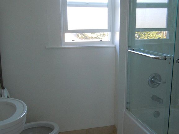 3rd image of 5727 Bayview Ave #B