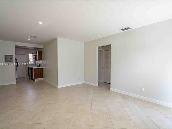 5th image of 925 Bay Dr APT 6