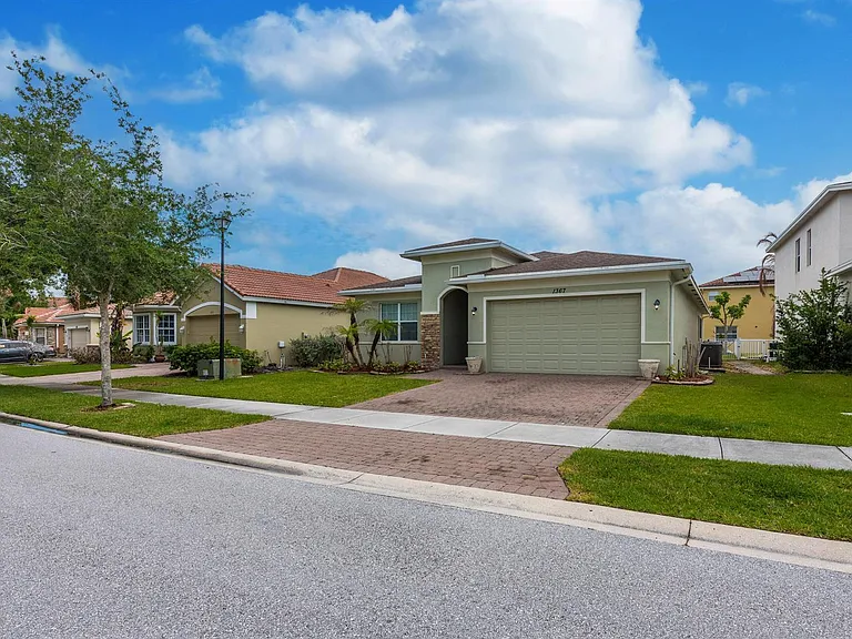 1367 NW Leonardo Cir — Photo 4