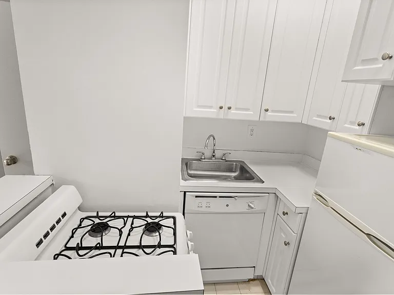 452 E 78th St #1B — Photo 5