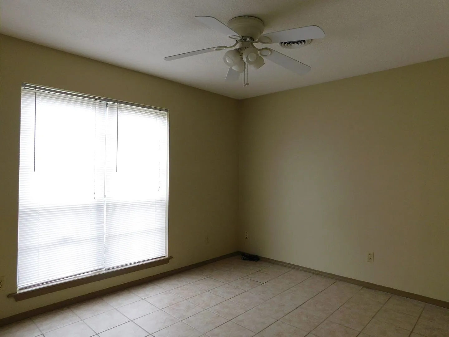 Charming 3 Bedroom 2 Bath House — Photo 3
