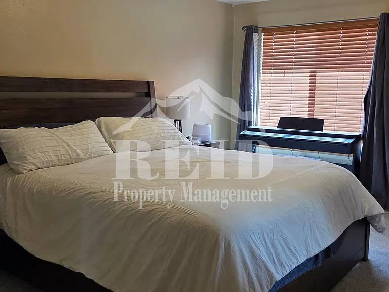 100 NE Miramar Cir — Photo 18