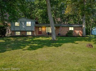 2048 Welbeck Dr, West Bloomfield, MI 48324