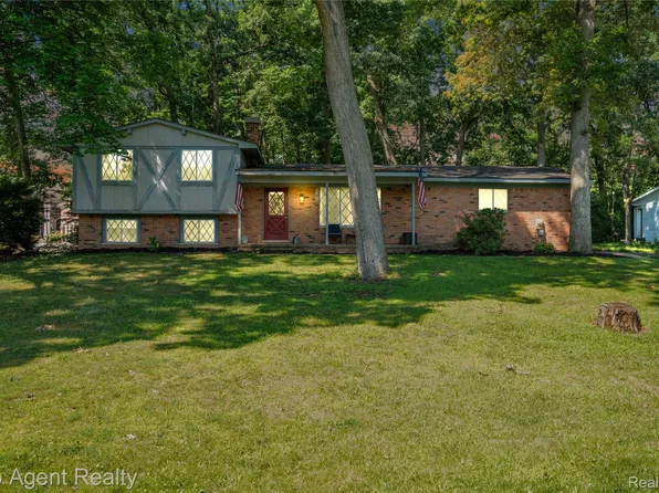 2048 Welbeck Dr, West Bloomfield, MI 48324