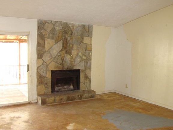 3rd image of 1028 Country Oaks Ct