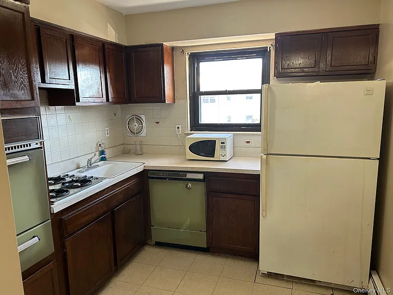 68 Sneden Pl W #68 — Photo 9