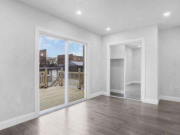 5th image of 448 Turneur Ave