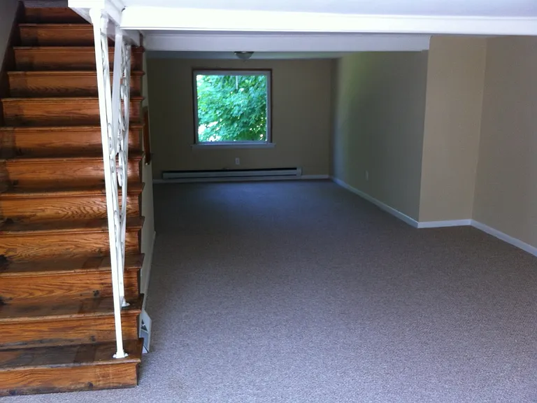1076 W Market Streetsingle Family Home — Photo 8