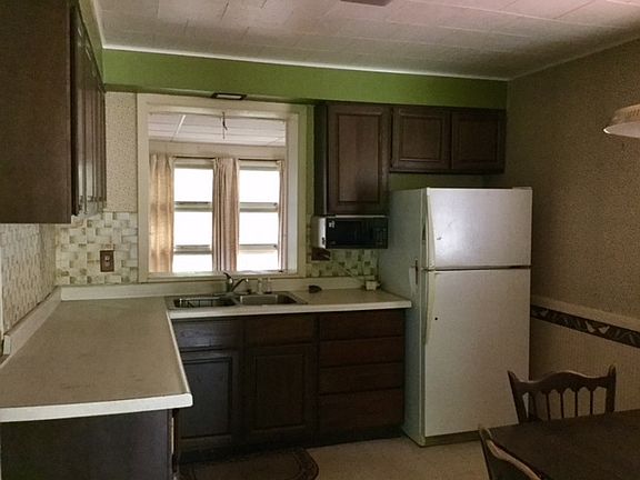 3rd image of 329 Nassau St